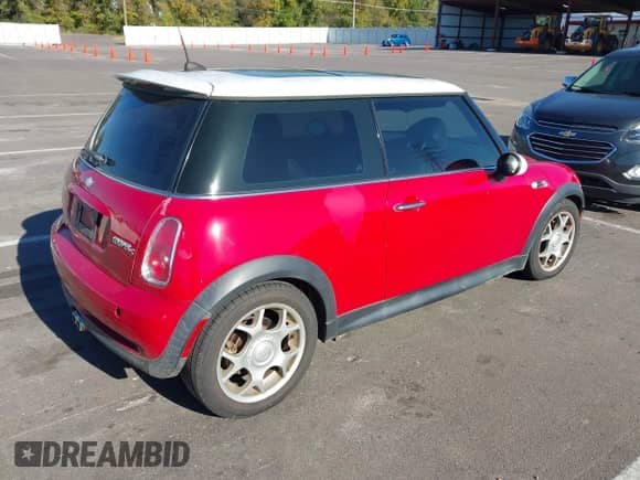 2006 MINI Hardtop S с VIN WMWRE33516TJ35350, выставлен на аукционе IAAI как лот 43498052 с пробегом 177 864 миль миль и . История ставок и продаж доступна на DreamBid. Изображение 4.