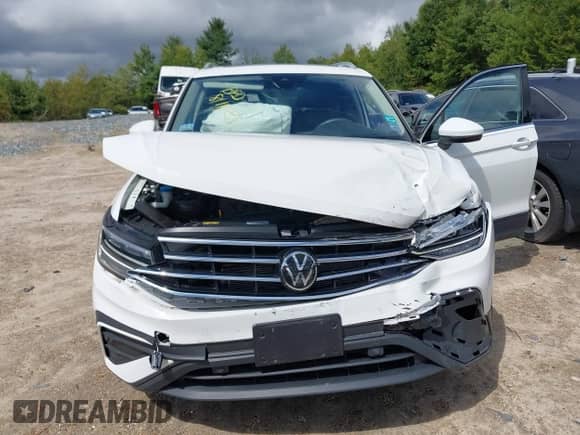 2024 Volkswagen Tiguan SE с VIN 3VVMB7AX3RM055215, выставлен на аукционе IAAI как лот 43024036 с пробегом 11 752 миль миль и . История ставок и продаж доступна на DreamBid. Изображение 6.