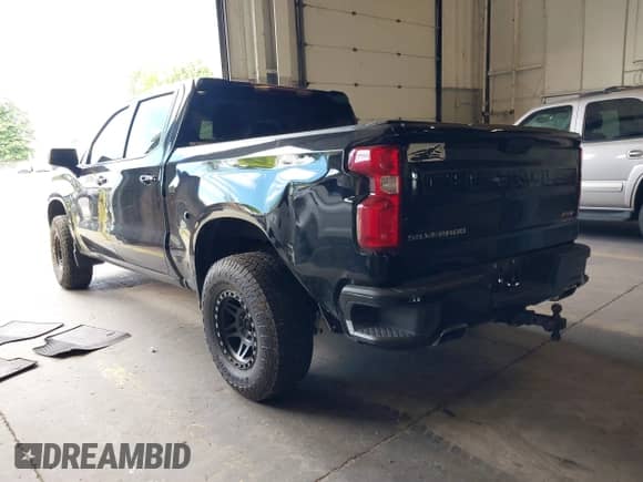 2022 Chevrolet Silverado 1500 RST with VIN 1GCUDEET8NZ622077, listed as a IAAI auction lot 42713780 with 46,022 mi miles and . Bid and sale history available at DreamBid. Image 3.
