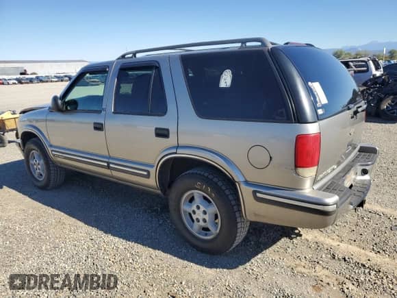1998 Chevrolet Blazer LS z VIN 1GNDT13W6W2252953, wystawiony jako Copart lot #82567745 z przebiegiem Nie podano mil oraz Szkoda całkowita • Salvage title. Historia ofert i sprzedaży dostępna na DreamBid. Obrazek 2.