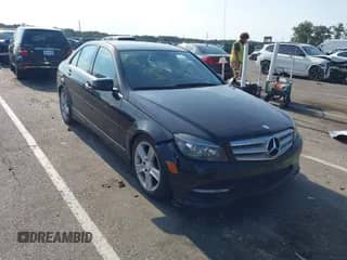 2011 Mercedes-Benz C 300 Sport z VIN WDDGF8BB4BR178167, wystawiony jako IAAI lot #43291434 z przebiegiem 136 644 mil mil oraz . Historia ofert i sprzedaży dostępna na DreamBid. Obrazek 1.