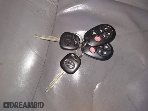 2004 Toyota Sienna XLE z VIN 5TDBA22CX4S010269, wystawiony jako IAAI lot #42871393 z przebiegiem 324 174 mil mil oraz . Historia ofert i sprzedaży dostępna na DreamBid. Obrazek 11.