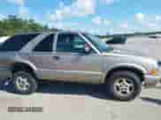 2000 Chevrolet Blazer LS z VIN 1GNCT18W6YK284227, wystawiony jako IAAI lot #42992936 z przebiegiem 155 138 mil mil oraz . Historia ofert i sprzedaży dostępna na DreamBid. Obrazek 13.