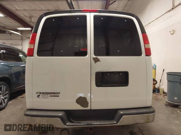 2008 Chevrolet Express Passenger with VIN 1GAGG25K581113442, listed as a IAAI auction lot 41770836 with 172,065 mi miles and . Bid and sale history available at DreamBid. Image 17.