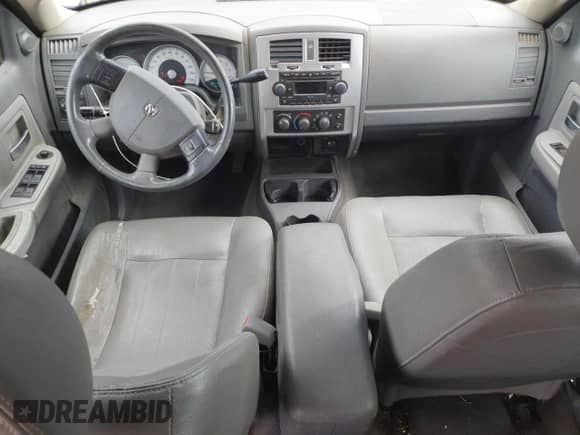 2005 Dodge Dakota Laramie z VIN 1D7HW58N35S152175, wystawiony jako Copart lot #61299295 z przebiegiem 221 812 mil mil oraz Nie do naprawy • Non repairable. Historia ofert i sprzedaży dostępna na DreamBid. Obrazek 8.