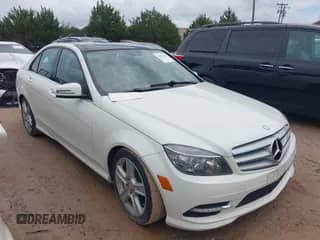2011 Mercedes-Benz C 300 Sport z VIN WDDGF8BB8BR157516, wystawiony jako IAAI lot #42981678 z przebiegiem 98 287 mil mil oraz . Historia ofert i sprzedaży dostępna na DreamBid. Obrazek 1.