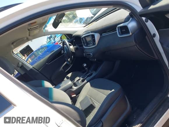 2020 Kia Sorento LX with VIN 5XYPG4A55LG693285, listed as a IAAI auction lot 43020808 with 102,336 mi miles and . Bid and sale history available at DreamBid. Image 5.