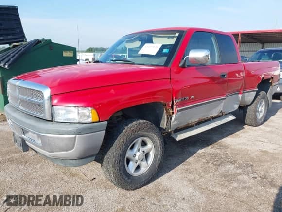 1997 Dodge 1500 z VIN 3B7HF13Z8VG721977, wystawiony jako IAAI lot #42427030 z przebiegiem 132 457 mil mil oraz . Historia ofert i sprzedaży dostępna na DreamBid. Obrazek 2.