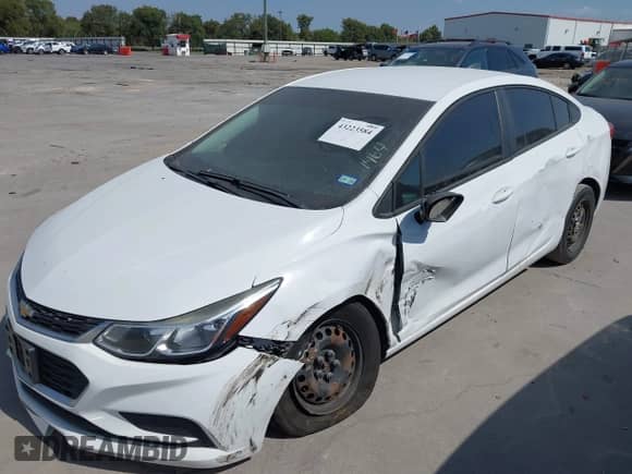 2018 Chevrolet Cruze LS с VIN 1G1BC5SM2J7231464, выставлен на аукционе IAAI как лот 43252445 с пробегом 54 022 миль миль и . История ставок и продаж доступна на DreamBid. Изображение 2.