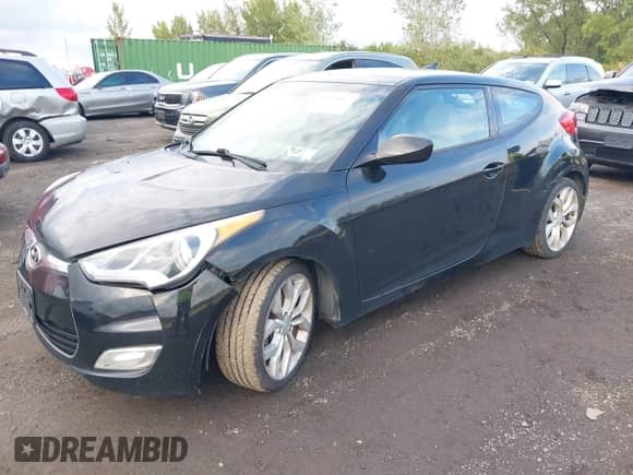 2013 Hyundai Veloster w/Gray Int z VIN KMHTC6AD1DU116567, wystawiony jako IAAI lot #43273057 z przebiegiem 109 490 mil mil oraz . Historia ofert i sprzedaży dostępna na DreamBid. Obrazek 2.