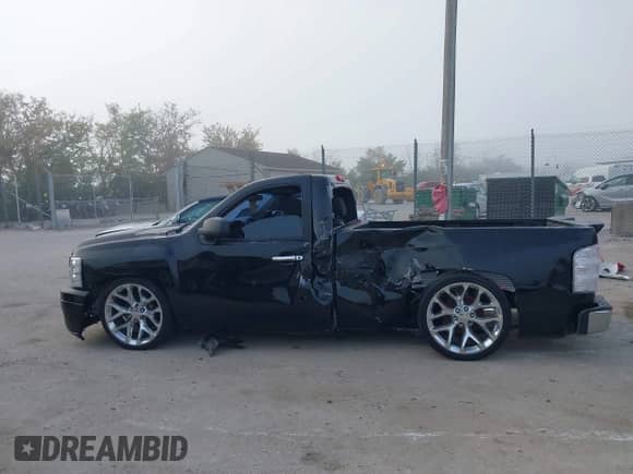 2011 Chevrolet Silverado 1500 Work Truck z VIN 1GCNKPE04BZ262619, wystawiony jako IAAI lot #43202195 z przebiegiem 139 329 mil mil oraz . Historia ofert i sprzedaży dostępna na DreamBid. Obrazek 14.