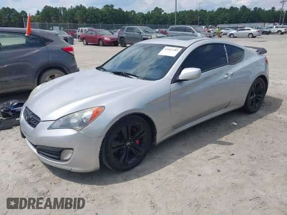2010 Hyundai Genesis Coupe Track z VIN KMHHT6KD5AU013197, wystawiony jako IAAI lot #43107289 z przebiegiem 197 403 mil mil oraz . Historia ofert i sprzedaży dostępna na DreamBid. Obrazek 2.