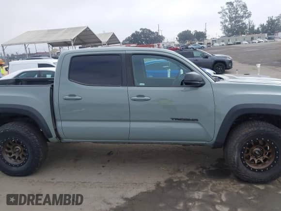 2023 Toyota Tacoma SR z VIN 3TMCZ5AN7PM543217, wystawiony jako IAAI lot #43400966 z przebiegiem 59 385 mil mil oraz . Historia ofert i sprzedaży dostępna na DreamBid. Obrazek 13.