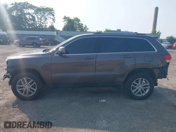 2017 Jeep Grand Cherokee Laredo z VIN 1C4RJFAG7HC902416, wystawiony jako IAAI lot #42411866 z przebiegiem 75 905 mil mil oraz . Historia ofert i sprzedaży dostępna na DreamBid. Obrazek 14.