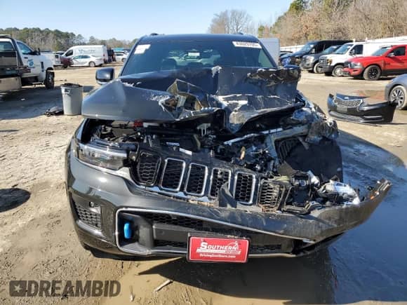2024 Jeep Grand Cherokee Overland with VIN 1C4RJYD69R8568862, listed as a Copart auction lot 43029705 with 37 mi miles and Salvage title. Bid and sale history available at DreamBid. Image 5.