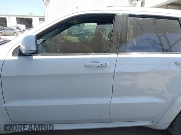 2017 Jeep Grand Cherokee SRT z VIN 1C4RJFDJ0HC699537, wystawiony jako IAAI lot #41781500 z przebiegiem 105 640 mil mil oraz . Historia ofert i sprzedaży dostępna na DreamBid. Obrazek 14.