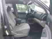 2013 Toyota Tacoma PreRunner z VIN 5TFJX4GN1DX017220, wystawiony jako IAAI lot #43395144 z przebiegiem 216 188 mil mil oraz . Historia ofert i sprzedaży dostępna na DreamBid. Obrazek 5.