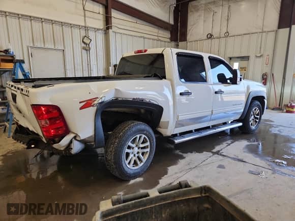 2011 Chevrolet Silverado 1500 LT with VIN 3GCPKSE38BG327025, listed as a Copart auction lot 81982475 with 205,326 mi miles and Non repairable. Bid and sale history available at DreamBid. Image 3.