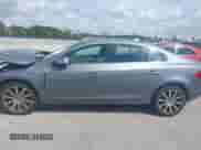 2017 Volvo S60 Inscription с VIN LYV402HKXHB126979, выставлен на аукционе IAAI как лот 42470950 с пробегом 4 064 миль миль и . История ставок и продаж доступна на DreamBid. Изображение 13.