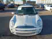 2005 MINI Hardtop z VIN WMWRC33525TK61432, wystawiony jako IAAI lot #43381004 z przebiegiem 141 379 mil mil oraz . Historia ofert i sprzedaży dostępna na DreamBid. Obrazek 12.