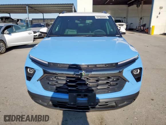 2024 Chevrolet TrailBlazer ACTIV z VIN KL79MVSL2RB141845, wystawiony jako Copart lot #67560085 z przebiegiem 8 779 mil mil oraz Czysty tytuł • Clean title. Historia ofert i sprzedaży dostępna na DreamBid. Obrazek 5.