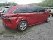 2025 Toyota Sienna XLE z VIN 5TDJSKFC9SS161197, wystawiony jako Copart lot #56936045 z przebiegiem 9 631 mil mil oraz Szkoda całkowita • Salvage title. Historia ofert i sprzedaży dostępna na DreamBid. Obrazek 3.