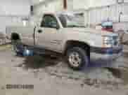 2004 Chevrolet Silverado 2500HD Work Truck z VIN 1GCHC24U24E162756, wystawiony jako Copart lot #75481434 z przebiegiem 77 451 mil mil oraz Czysty tytuł • Clean title. Historia ofert i sprzedaży dostępna na DreamBid. Obrazek 4.