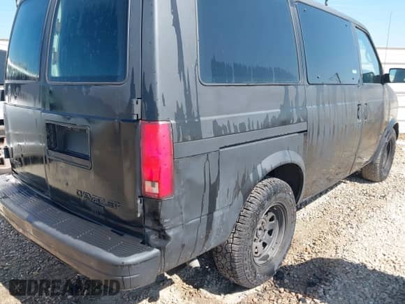 1998 Chevrolet Astro z VIN 1GNDM19W0WB168048, wystawiony jako IAAI lot #43269628 z przebiegiem 316 660 mil mil oraz . Historia ofert i sprzedaży dostępna na DreamBid. Obrazek 4.