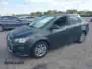 2017 Chevrolet Sonic LS z VIN 1G1JB5SH0H4134048, wystawiony jako IAAI lot #42067063 z przebiegiem 58 436 mil mil oraz . Historia ofert i sprzedaży dostępna na DreamBid. Obrazek 2.