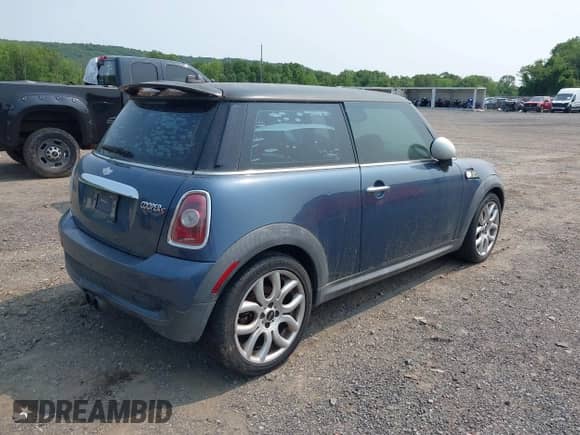 2010 MINI Hardtop S z VIN WMWMF7C54ATZ74321, wystawiony jako IAAI lot #42409281 z przebiegiem 193 547 mil mil oraz . Historia ofert i sprzedaży dostępna na DreamBid. Obrazek 4.