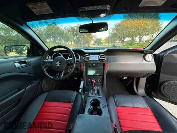 2009 Ford Mustang Shelby GT500 z VIN 1ZVHT88S095120926, wystawiony jako Copart lot #90552275 z przebiegiem 96 027 mil mil oraz Czysty tytuł • Clean title. Historia ofert i sprzedaży dostępna na DreamBid. Obrazek 9.