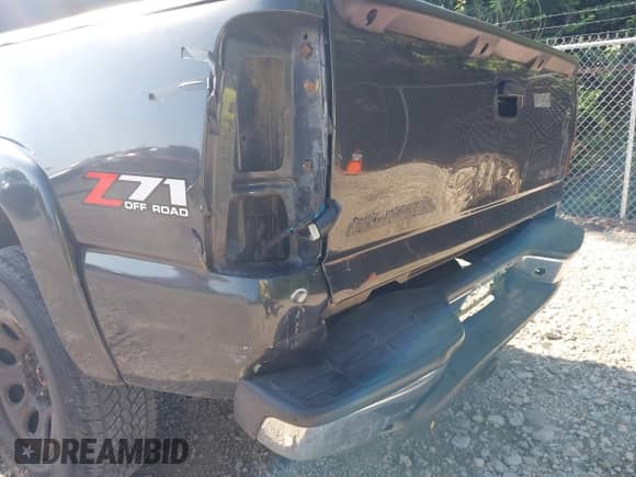 2005 Chevrolet Silverado 1500 LS z VIN 2GCEK13T051336111, wystawiony jako IAAI lot #42639214 z przebiegiem 224 915 mil mil oraz . Historia ofert i sprzedaży dostępna na DreamBid. Obrazek 6.