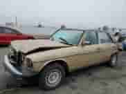1984 Mercedes-Benz 300 D z VIN WDBAB33A4EA017095, wystawiony jako Copart lot #85545455 z przebiegiem 142 549 mil mil oraz Szkoda całkowita • Salvage title. Historia ofert i sprzedaży dostępna na DreamBid. Obrazek 1.
