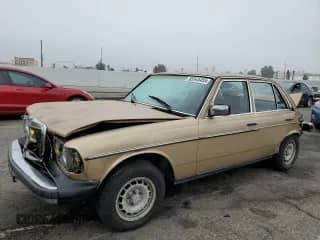 1984 Mercedes-Benz 300 D с VIN WDBAB33A4EA017095, выставлен на аукционе Copart как лот 85545455 с пробегом 142 549 миль миль и Списание • Salvage title. История ставок и продаж доступна на DreamBid. Изображение 1.