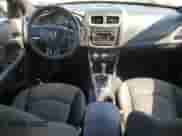 2013 Dodge Avenger SE z VIN 1C3CDZAB3DN730830, wystawiony jako Copart lot #70456914 z przebiegiem 140 616 mil mil oraz Szkoda całkowita • Salvage title. Historia ofert i sprzedaży dostępna na DreamBid. Obrazek 8.