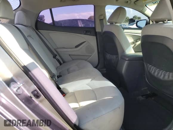 2014 Kia Optima LX z VIN 5XXGM4A75EG312908, wystawiony jako Copart lot #82635425 z przebiegiem 158 378 mil mil oraz Czysty tytuł • Clean title. Historia ofert i sprzedaży dostępna na DreamBid. Obrazek 10.