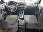 2013 Volkswagen Tiguan SE z VIN WVGAV3AX9DW600422, wystawiony jako Copart lot #64600645 z przebiegiem 134 869 mil mil oraz Czysty tytuł • Clean title. Historia ofert i sprzedaży dostępna na DreamBid. Obrazek 8.