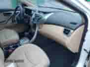 2013 Hyundai Elantra GLS z VIN 5NPDH4AE5DH432104, wystawiony jako IAAI lot #43516103 z przebiegiem 78 995 mil mil oraz . Historia ofert i sprzedaży dostępna na DreamBid. Obrazek 5.