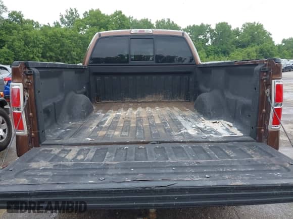 2011 Ford F-150 XLT z VIN 1FTFW1ET3BFA97549, wystawiony jako IAAI lot #42345418 z przebiegiem 189 105 mil mil oraz . Historia ofert i sprzedaży dostępna na DreamBid. Obrazek 18.