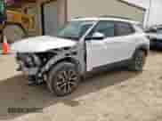 2024 Chevrolet TrailBlazer ACTIV z VIN KL79MVSL3RB077119, wystawiony jako Copart lot #62995385 z przebiegiem 26 827 mil mil oraz Szkoda całkowita • Salvage title. Historia ofert i sprzedaży dostępna na DreamBid. Obrazek 1.