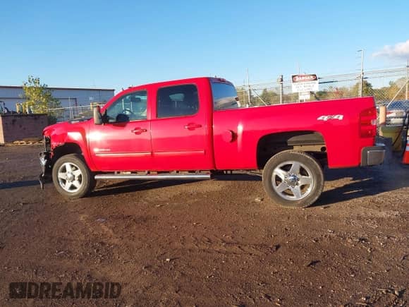 2011 Chevrolet Silverado 2500HD LTZ z VIN 1GC1KYCG6BF262384, wystawiony jako IAAI lot #43500521 z przebiegiem 83 037 mil mil oraz . Historia ofert i sprzedaży dostępna na DreamBid. Obrazek 15.