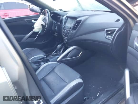 2016 Hyundai Veloster Turbo с VIN KMHTC6AE8GU273459, выставлен на аукционе IAAI как лот 43379586 с пробегом 55 839 миль миль и . История ставок и продаж доступна на DreamBid. Изображение 5.