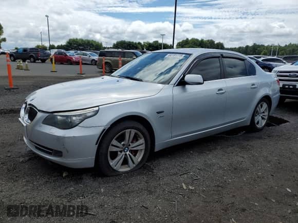 2010 BMW 5 Series 528i xDrive z VIN WBANV1C56AC158313, wystawiony jako Copart lot #64181115 z przebiegiem 345 216 mil mil oraz Szkoda całkowita • Salvage title. Historia ofert i sprzedaży dostępna na DreamBid. Obrazek 1.
