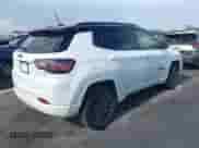 2024 Jeep Compass Limited z VIN 3C4NJDCN9RT581659, wystawiony jako IAAI lot #42752328 z przebiegiem 26 375 mil mil oraz . Historia ofert i sprzedaży dostępna na DreamBid. Obrazek 4.