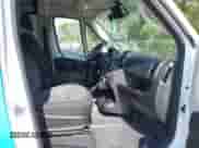 2022 Ram ProMaster Cargo z VIN 3C6LRVBG2NE119197, wystawiony jako IAAI lot #42045262 z przebiegiem 72 484 mil mil oraz . Historia ofert i sprzedaży dostępna na DreamBid. Obrazek 5.