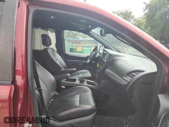 2019 Dodge Grand Caravan GT z VIN 2C4RDGEG1KR709538, wystawiony jako Copart lot #85364355 z przebiegiem 146 890 mil mil oraz Czysty tytuł • Clean title. Historia ofert i sprzedaży dostępna na DreamBid. Obrazek 5.