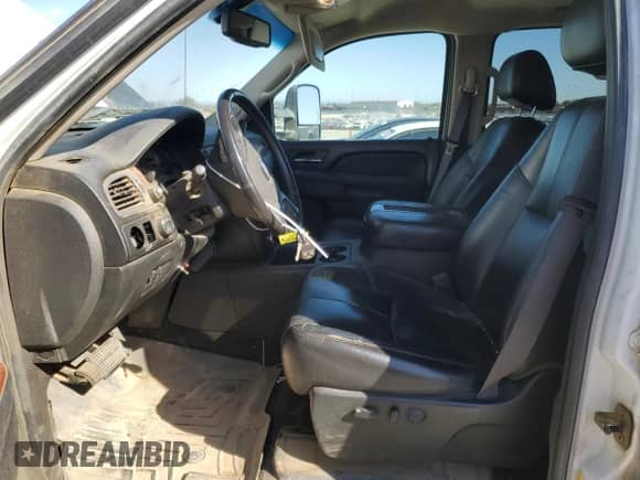 2011 Chevrolet Silverado 2500HD LTZ z VIN 1GC1KYC80BF139673, wystawiony jako Copart lot #76820874 z przebiegiem 276 421 mil mil oraz Szkoda całkowita • Salvage title. Historia ofert i sprzedaży dostępna na DreamBid. Obrazek 7.