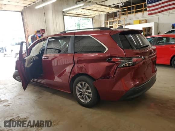 2021 Toyota Sienna XLE with VIN 5TDJSKFC1MS015041, listed as a Copart auction lot 67636385 with 46,158 mi miles and Salvage title. Bid and sale history available at DreamBid. Image 2.