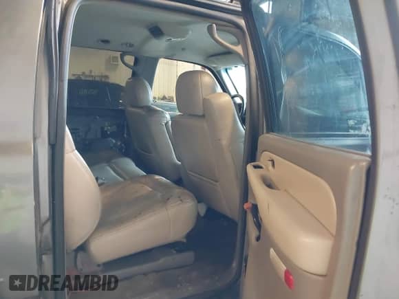 2000 Chevrolet Suburban LT with VIN 3GNFK16TXYG151521, listed as a IAAI auction lot 42535297 with 327,140 mi miles and . Bid and sale history available at DreamBid. Image 8.