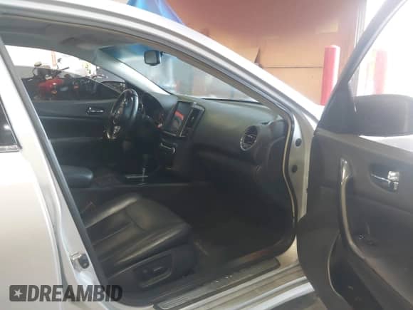 2014 Nissan Maxima S z VIN 1N4AA5AP8EC442319, wystawiony jako IAAI lot #42947282 z przebiegiem 116 708 mil mil oraz . Historia ofert i sprzedaży dostępna na DreamBid. Obrazek 5.